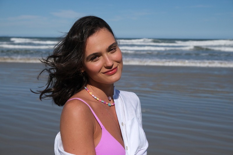 Cantora e compositora Bia Gullo já está em clima de verão no novo single, “Vai Dar Praia”