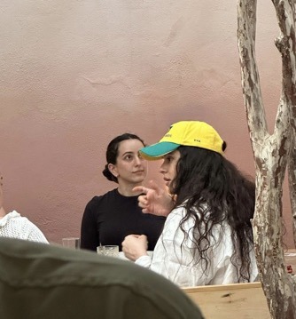 Lollapalooza: Rosalía é flagrada com fãs em restaurante horas antes de se apresentar no Lolla