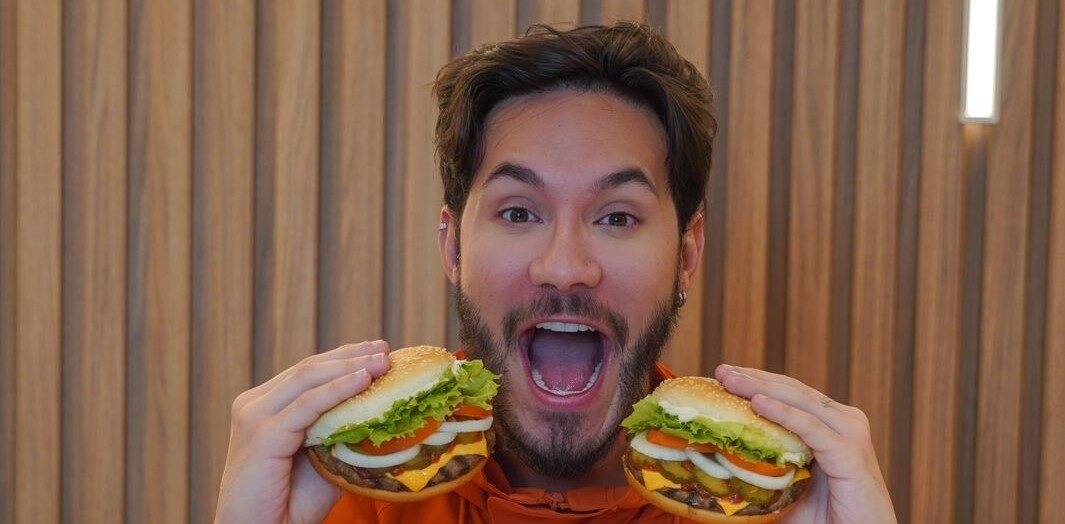 Ex-BBB Eliezer entra na zueira sobre exageros em nova campanha do Burger King 